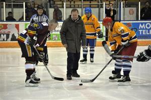 O slavnostní buly v utkání legend Sparty Praha a HC Kopřivnice se postaral místostarosta města Kopřivnice Miroslav Kopečný.
FOTO: JANA FEILHAUEROVÁ