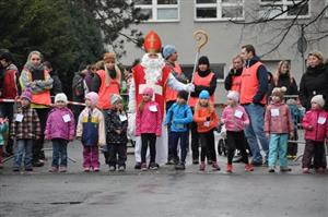 Sto dětí se zúčastnilo čtvrtého ročníku Mikulášského běhu parkem v sobotu 30. listopadu. Nejvíc medailí posbírali členové Atletického klubu Emila Zátopka Kopřivnice.
FOTO: RADEK CHVISTEK