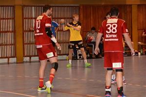 Marek Bukovský (s míčem) hledá spoluhráče, kterému by přihrál. Krátce poté utrpěl v zápase s Duklou Praha vážné zranění lokte.
FOTO: DAVID MACHÁČEK