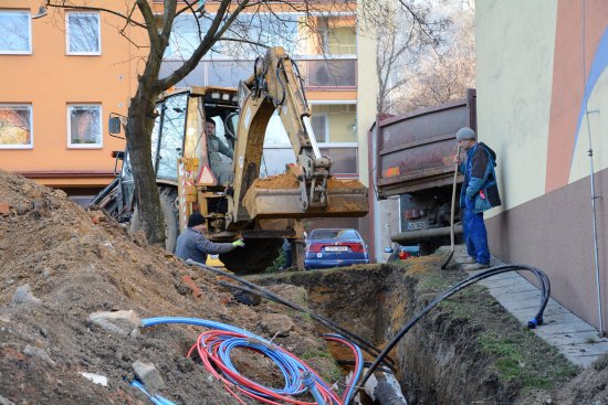 Stavební čety po položení potrubí a kabelů zahrnují výkopy, aby v případě příchodu zimy mohla být prováděna údržba chodníků a parkovišť. Práce přeruší jen na svátky.
FOTO: DAVID MACHÁČEK