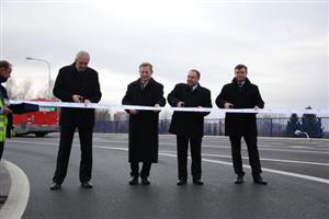 Zástupci investorů a zhotovitelů přestřihli minulý týden ve středu pásku a slavnostně předali do předběžného užívání nově zrekonstruovaný most. Stavba byla dokončena o pět měsíců dřív, než bylo původně plánováno.
FOTO: DANA HOĎÁKOVÁ