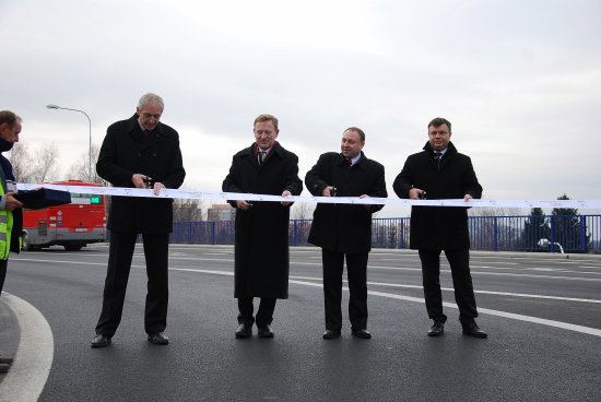 Zástupci investorů a zhotovitelů přestřihli minulý týden ve středu pásku a slavnostně předali do předběžného užívání nově zrekonstruovaný most. Stavba byla dokončena o pět měsíců dřív, než bylo původně plánováno.
FOTO: DANA HOĎÁKOVÁ