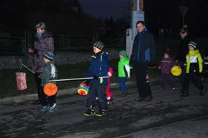 Lampionový průvod přivedl do Základní školy v Mniší rodiče s dětmi na jarmark. Výtěžek z prodeje připadl škole.
FOTO: DANA HOĎÁKOVÁ