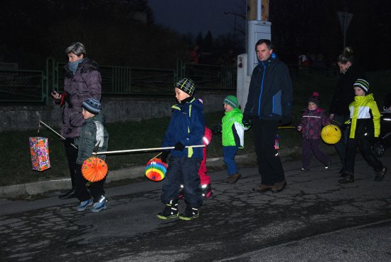 Lampionový průvod přivedl do Základní školy v Mniší rodiče s dětmi na jarmark. Výtěžek z prodeje připadl škole.
FOTO: DANA HOĎÁKOVÁ