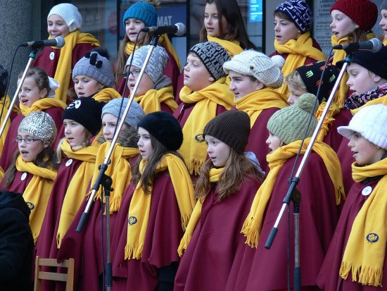 Dětský pěvecký soubor Ondrášek z Nového Jičína si při vystoupení užil pořádné zimy. Jenom během minulé soboty vystoupil celkem čtyřikrát.
FOTO: ILONA MAZALOVÁ