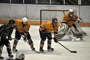 Kopřivnickým hokejistům se v posledních zápasech nedaří. S Horním Benešovem se jim nepodařilo uhrát ani bod a v krajském přeboru spadli na pátou příčku.
FOTO: KRISTINA ČABLOVÁ
