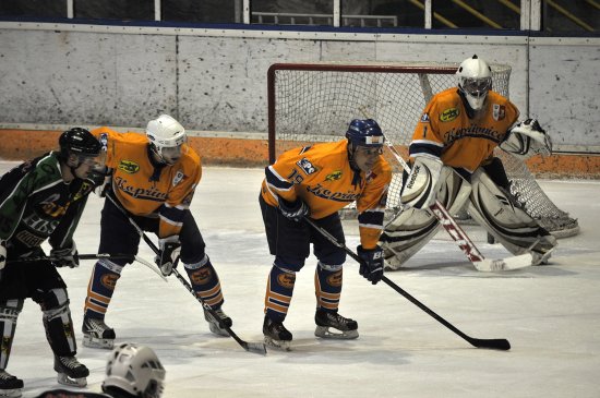 Kopřivnickým hokejistům se v posledních zápasech nedaří. S Horním Benešovem se jim nepodařilo uhrát ani bod a v krajském přeboru spadli na pátou příčku.
FOTO: KRISTINA ČABLOVÁ