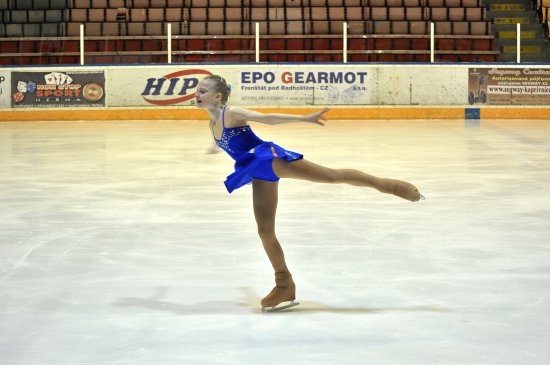 Vycházející hvězda kopřivnického krasobruslení Klára Štěpánová vybojovala na Velké ceně Kopřivnice letošní čtvrtou zlatou medaili.
FOTO: KRISTINA ČABLOVÁ