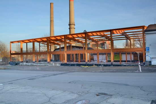 Dřevěný skelet budoucí privátní galerie historických automobilů už na Štefánikově ulici stojí. První návštěvníky budova přivítá na přelomu léta a podzimu.
FOTO: DAVID MACHÁČEK