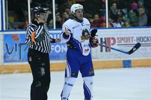 Neuvěřitelná finanční částka se vybrala při exhibičním charitativním utkání mezi HC Predators Kopřivnice a HC Olymp Praha Martina Dejdara. Celá show byla pořádána na podporu nemocné Nikolky Bartlové z Rybí.
FOTO: DAVID MACHÁČEK