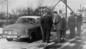 Tatry T 603 v časové kontrole „Zimní automobilové soutěže“ ve Vítkovicích. Na fotografii první zleva Láďa Mičan, třetí zleva Lubomír Rek. 
FOTO: ARCHIV
