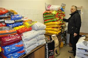 Stejně jako na konci roku 2012 i v závěru toho minulého lidé věnovali velké množství krmiva i pamlsků pro psy ve vlčovickém útulku.
FOTO: DAVID MACHÁČEK