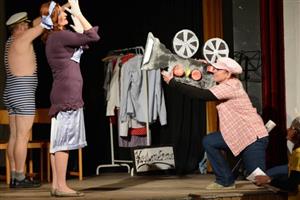 Ochotnický divadelní soubor Podiv uvedl v Kopřivnici reprízu své komedie Nejlepší parník mého života. Výtěžek z představení věnoval místním skautům.
FOTO: DAVID MACHÁČEK