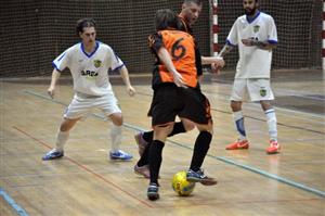 Futsalový tým Jokerit zvítězil nad Krmelínem 6:3. Domácí vítězství však mělo hořkou příchuť pro Jana Jiříčka (vlevo), který se v zápase vážně zranil.
FOTO: KRISTINA ČABLOVÁ