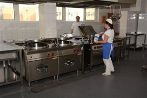 Během nadcházejícího víkendu dojde k faktické výměně provozovatele stravovny. Místo Střediska sociálních služeb ji bude provozovat soukromá firma a radnice tím získá půldruhého milionu.
FOTO: DAVID MACHÁČEK