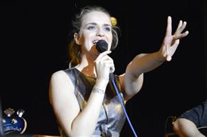 Hlavní hvězdou doprovodného programu obecního plesu byla zpěvačka Gabriela Gunčíková, která vystoupila i se svou kapelou.
FOTO: LUKÁŠ FILIP