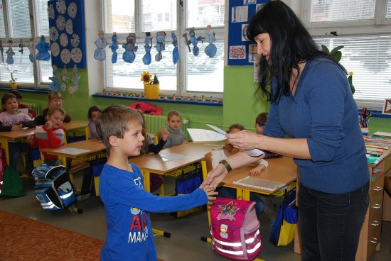Před týdnem čekalo na žáčky kopřivnických prvních tříd jejich premiérové vysvědčení. Přestože si školáci odnesli pouze výpis, provázela jeho předávání nervozita i velká očekávání.
FOTO: DANA HOĎÁKOVÁ