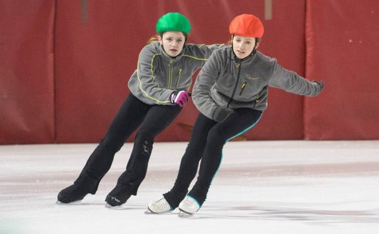 Daniela Závadová (vlevo) je krasobruslařka FSC Kopřivnice, ale na Zimní olympiádě dětí a mládeže si vyzkoušela rychlobruslení. 
FOTO: ODM2014