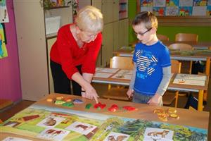 Každé dítě, které přišlo k zápisu, bylo podrobeno zkoušce zralosti. K tomu jim byly nápomocny obrázky s pohádkovými motivy i zvířátky.
FOTO: DANA HOĎÁKOVÁ