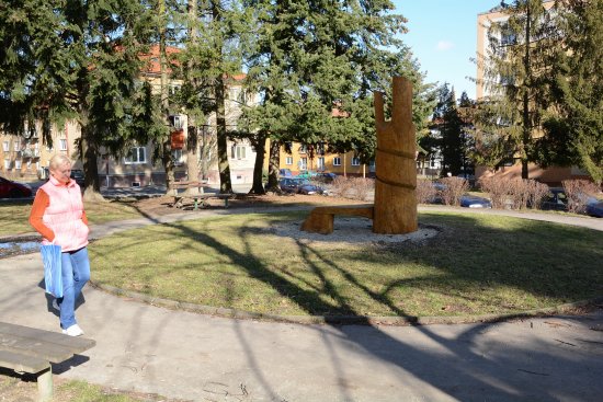 Dřevěná skulptura s lavičkou, která byla do parku umístěna v rámci Regenerace zeleně na sídlišti Korej, může být také symbolickým místem, odkud budou úpravy pokračovat.
FOTO: DAVID MACHÁČEK