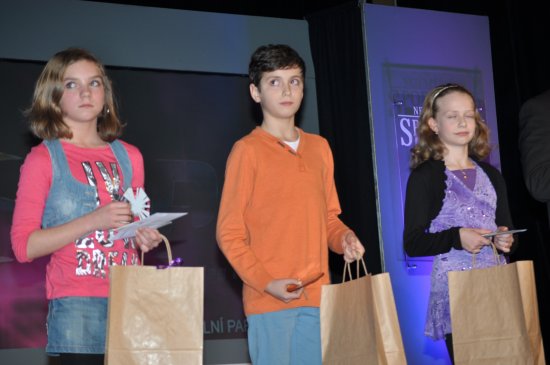 Mezi oceněnými sportovci okresu byly mimo jiné i dvě kopřivnické hvězdičky - plavkyně Vendula Rakúsová (vlevo) a krasobruslařka Klára Štěpánová (vpravo).
FOTO: KRISTINA ČABLOVÁ