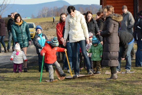 Dětem z Mateřské školy Francouzská ani jejich rodičům nemohlo zápolení v biatlonu i dalších disciplínách zkazit ani to, že po sněhu nebylo památky.
FOTO: D. MACHÁČEK