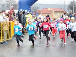 Celkem 19 dětí z AK EZ Kopřivnice startovalo v mládežnických kategoriích Rohálovské desítky. Nikola Chovanečková (start. č. 227) zvítězila v kategorii mladší přípravky.
FOTO: KRISTINA ČABLOVÁ