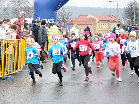 Celkem 19 dětí z AK EZ Kopřivnice startovalo v mládežnických kategoriích Rohálovské desítky. Nikola Chovanečková (start. č. 227) zvítězila v kategorii mladší přípravky.
FOTO: KRISTINA ČABLOVÁ