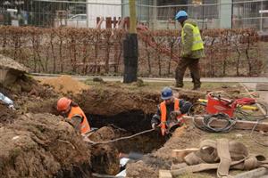 Z celkových dvě stě dvaceti milionů korun, které bude stát rekonstrukce tepelných rozvodů, bylo doposud proinvestováno zhruba čtyřicet. Dokončeny jsou tři ze čtrnácti kilometrů nového potrubí.
FOTO: DAVID MACHÁČEK