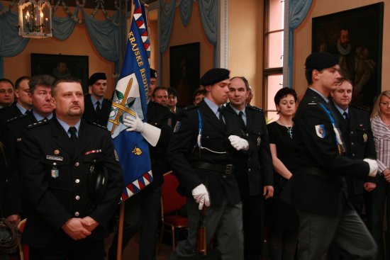 Nejlepší policisté novojičínského okresu se minulý týden dočkali ocenění. Lesk ceremoniálu dodala také přítomnost čestné jednotky.
FOTO: PČR
