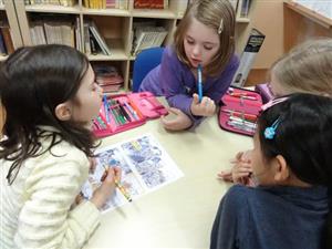 Na projektové lekce dochází knihovnice za dětmi do školní knihovny. Ta poslední byla věnována komiksu, který si děti vlastnoručně tvořily.
FOTO: KAMILA PLISKOVÁ