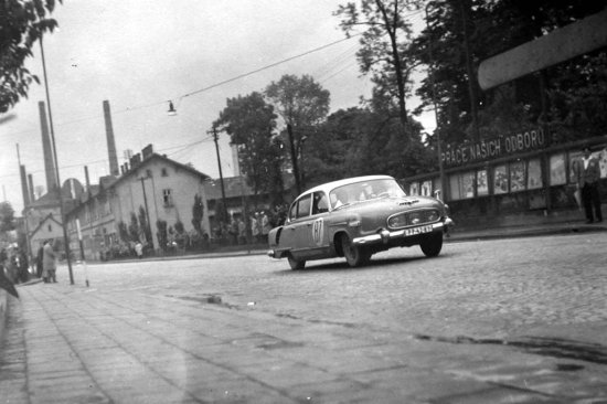 Kopřivnická automobilová soutěž se jela v závěru měsíce května. Jízdu zručnosti absolvuje posádka Mark - Raška.
FOTO: ARCHIV