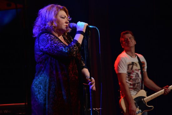 Věra Špinarová svým nenapodobitelným hlasem a originálními glosami bavila zcela vyprodaný Kulturní dům v Kopřivnici.
FOTO: DAVID MACHÁČEK