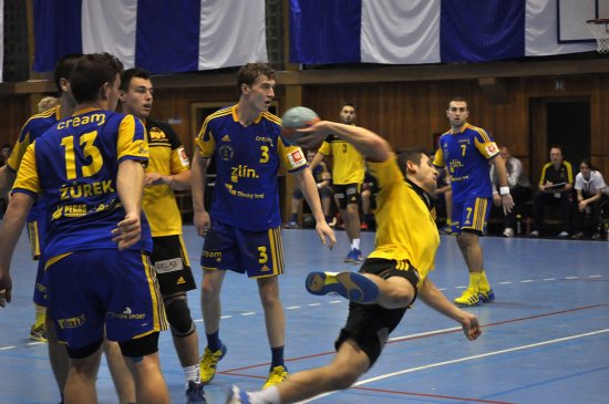 Kopřivničtí házenkáři nevyzráli na domácí palubovce na mužstvo Zlína a po základní části extraligy skončili s šesti body poslední.
FOTO: KRISTINA ČABLOVÁ