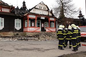 Ještě třicet hodin po požáru hlídkovali v okolí Libušína hasiči a uvnitř spáleniště vyšetřovatelé pátrali po příčinách ohně. Nyní už všichni myslí na obnovu chaty.
FOTO: DAVID MACHÁČEK