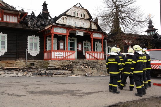 Ještě třicet hodin po požáru hlídkovali v okolí Libušína hasiči a uvnitř spáleniště vyšetřovatelé pátrali po příčinách ohně. Nyní už všichni myslí na obnovu chaty.
FOTO: DAVID MACHÁČEK