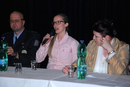 Spoluautorka dokumentárního snímku Šmejdi Romana Mazalová (uprostřed) besedovala se seniory o rizicích předváděcích akcí.
FOTO: DANA HOĎÁKOVÁ