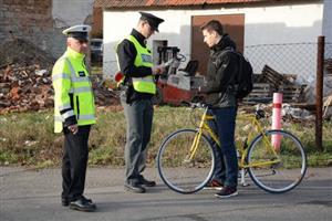Při dopravně-bezpečnostní akci neunikli pozornosti policejních hlídek ani cyklisté a chodci. U řidičů se kontrola zaměřila na požití alkoholu a návykových látek i technický stav vozidel.
FOTO: DAVID MACHÁČEK