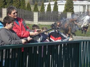 Tradičního vynášení Moreny se minulý čtvrtek zúčastnily děti ze Základní a Mateřské školy v Ženklavě.
FOTO: ARCHIV ŠKOLY