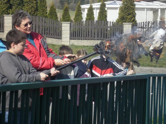 Tradičního vynášení Moreny se minulý čtvrtek zúčastnily děti ze Základní a Mateřské školy v Ženklavě.
FOTO: ARCHIV ŠKOLY