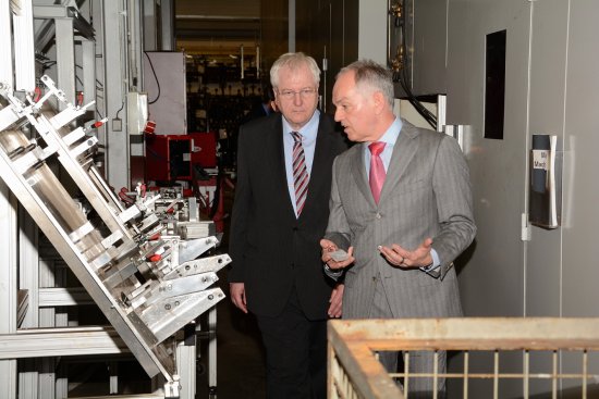 Německý velvyslanec Detlef Lingemann si v doprovodu jednatele Brose Michaela Daniela prohlédl zdejší výrobní závod.
FOTO: DAVID MACHÁČEK