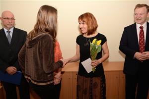 Titul Zlatý Komenský pro letošní školní rok získala Karolína Marková ze ZŠ sv. Zdislavy. Na snímku přebírá gratulace od členek dětského zastupitelstva, které anketu pořádalo.
FOTO: DAVID MACHÁČEK