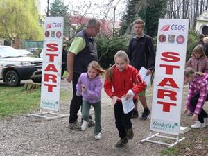 Každému účastníku orientačního běhu se dostalo těsně před startem osobní instruktáže od pořadatele a poté se mohl vydat na trať. 
FOTO: ILONA MAZALOVÁ