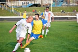 Milan Štěpán (vpravo) zařídil  přesnou trefou v 63. minutě vítězství pro svůj tým. Celek FC Kopřivnice tak vkročil do jarní části tou správnou nohou.
FOTO: KRISTINA ČABLOVÁ