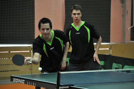 Jan Holáň (v popředí) a Michal Masnica spolu nastoupili ve čtyřhře, na novojičínský pár Knybel a Valošek však recept najít nedokázali.
FOTO: KRISTINA ČABLOVÁ