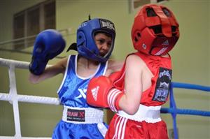 Po dlouhých 50 letech hostila Kopřivnice boxerské klání a to přilákalo do tělocvičny zimního stadionu značný počet diváků.
FOTO: KRISTINA ČABLOVÁ