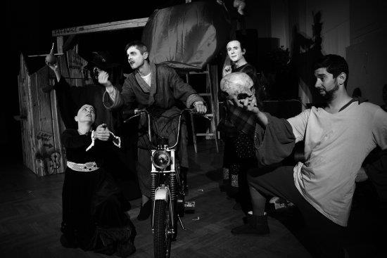 Bábkové divadlo Žilina odehrálo svou původně pouliční inscenaci Kata dcéra kata v interiéru Katolického domu. Přestože na žádnou z trojice cen soubor nedosáhl, diváky svou verzí středověké pověsti královsky pobavil.
FOTO: DAVID MACHÁČEK