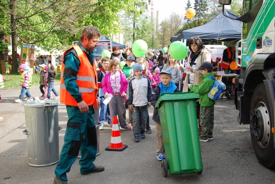 V rámci akcí ke Dni Země si děti mohly nejen prohlédnout svozový vůz, ale vyzkoušet si také, jak se vozí popelnice.
FOTO: DANA HOĎÁKOVÁ