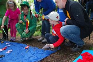 Přes dvě stovky dětí se v sobotu vydalo na trasu tradičního Pohádkového lesa. Pod dohledem bytostí, které znají z knih a televize, plnily nejrůznější úkoly.
FOTO: ROMANA BUKOVSKÁ