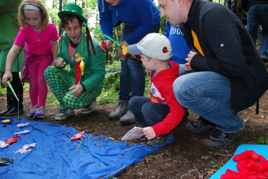 Přes dvě stovky dětí se v sobotu vydalo na trasu tradičního Pohádkového lesa. Pod dohledem bytostí, které znají z knih a televize, plnily nejrůznější úkoly.
FOTO: ROMANA BUKOVSKÁ